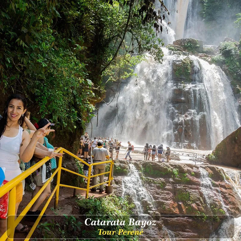 Vista nocturna del hotel